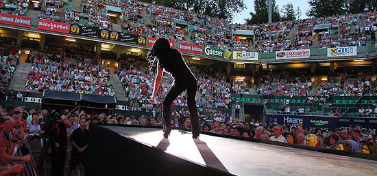 Dancingstar Petra Frey rockte die Bühne im Tennisstadion (©Foto: Martin Schmitz)